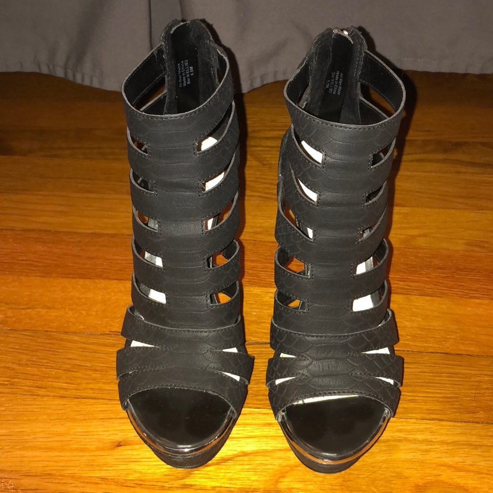 BLACK SNAKE PRINT HEELS